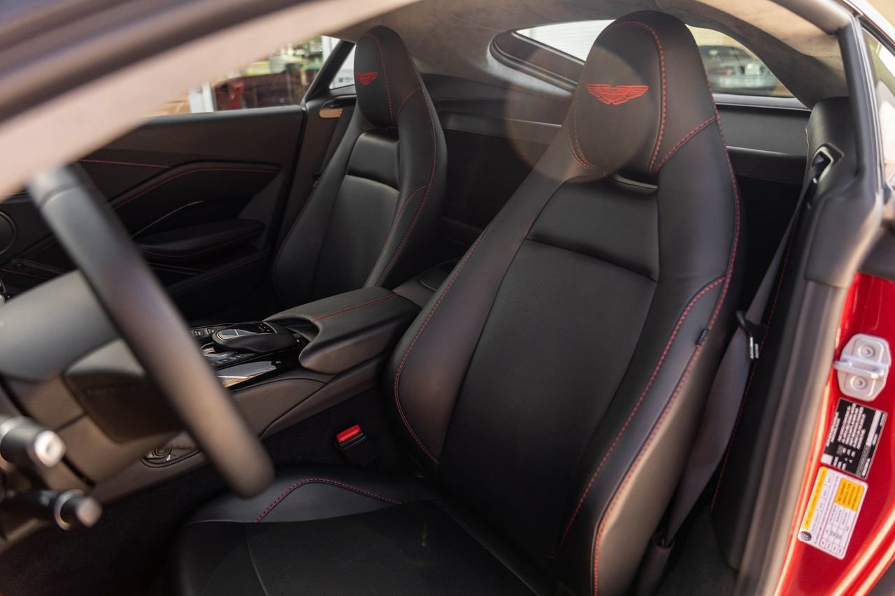 Used 2021 Aston Martin V8 Vantage Coupe RWD image 32