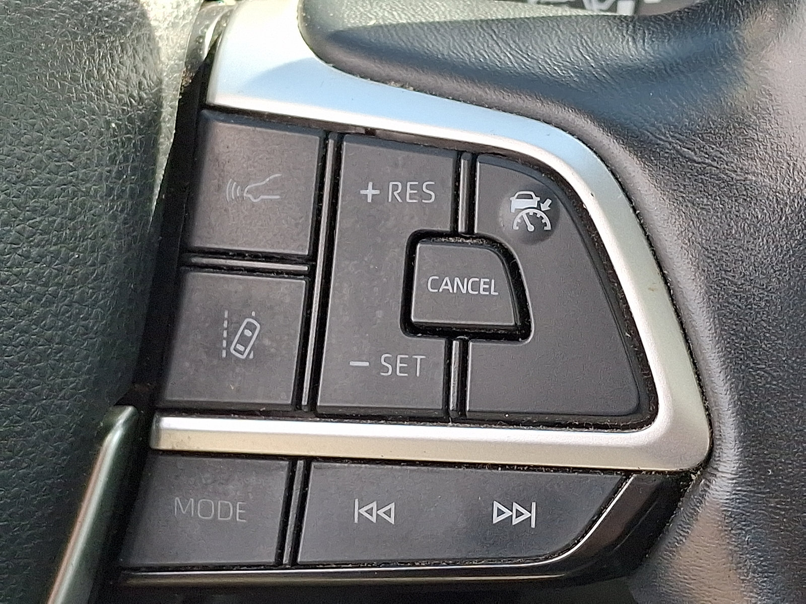 Used 2022 Toyota Highlander XLE AWD/4WD image 24