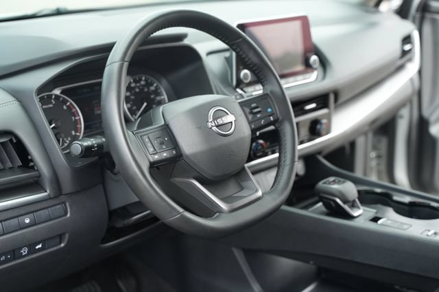 Used 2025 Nissan Rogue SV FWD image 27