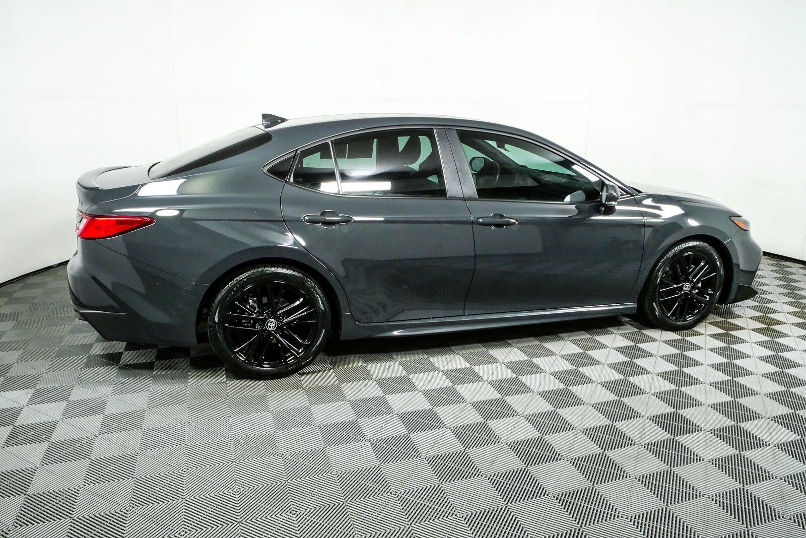 Used 2025 Toyota Camry SE w/ Convenience Package FWD image 2