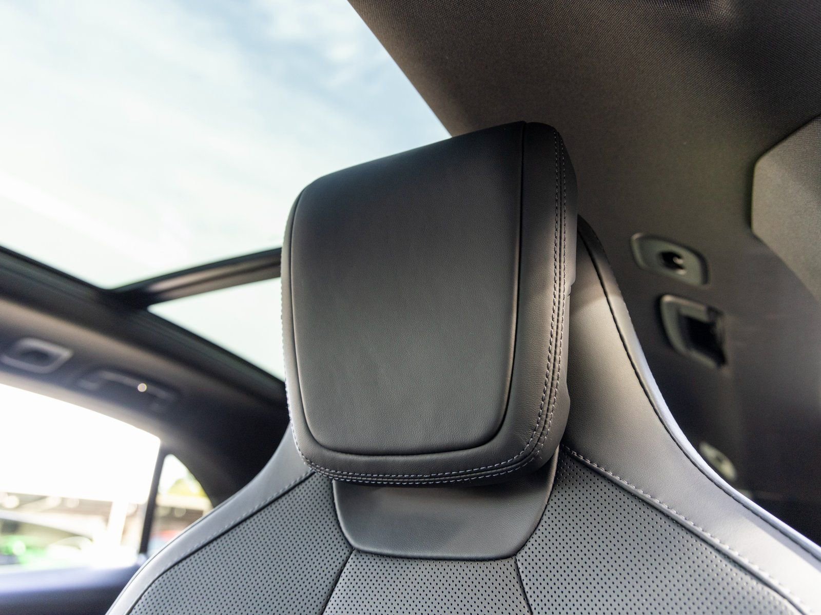 Certified 2025 Porsche Macan Electric image 26