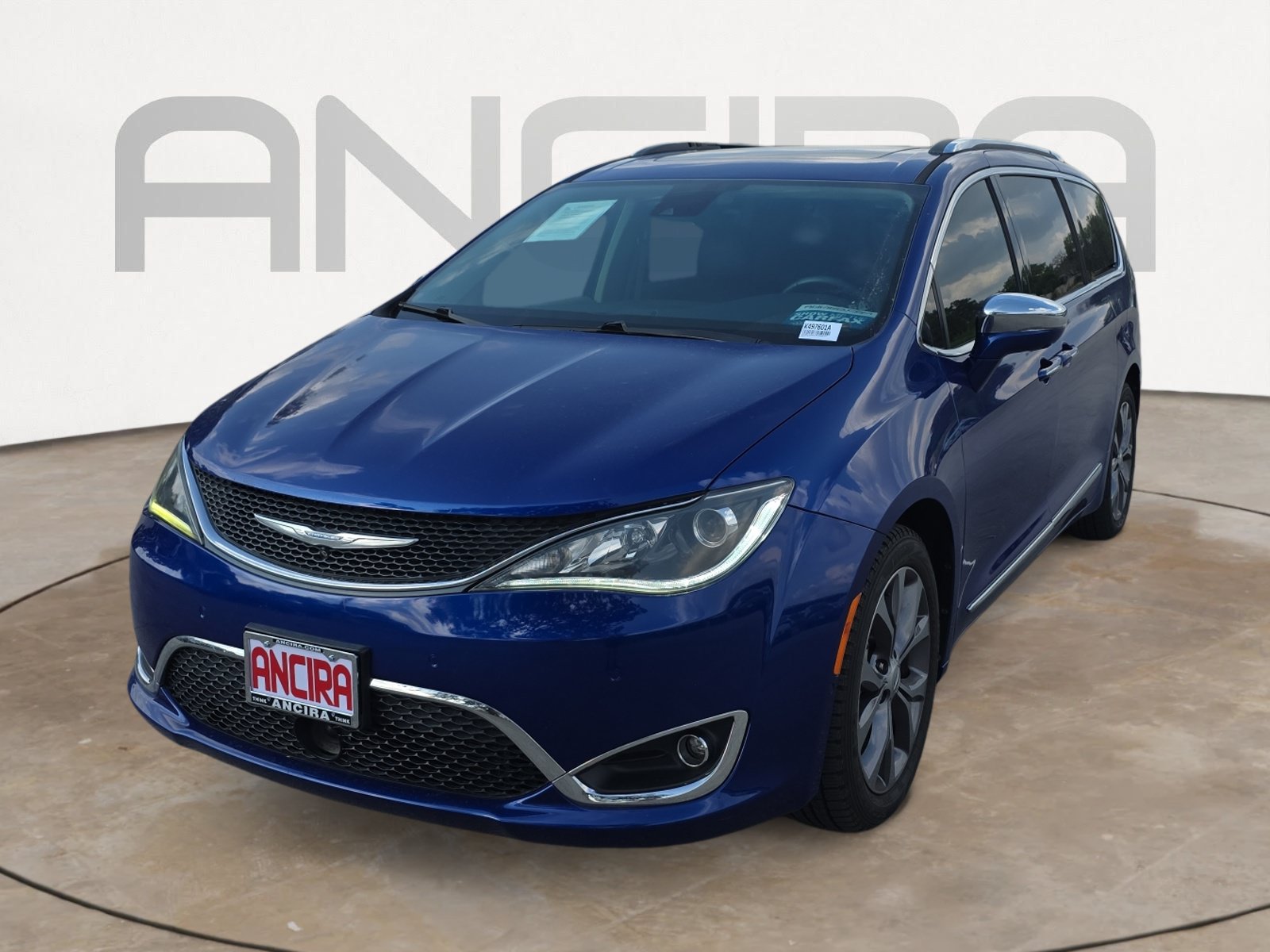 Used 2018 Chrysler Pacifica Limited w/ Tire & Wheel Group FWD image 4