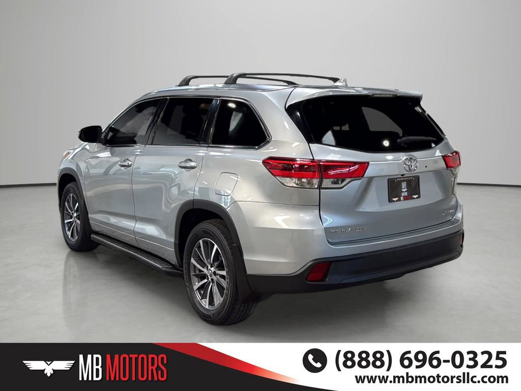 Used 2017 Toyota Highlander XLE AWD/4WD image 3
