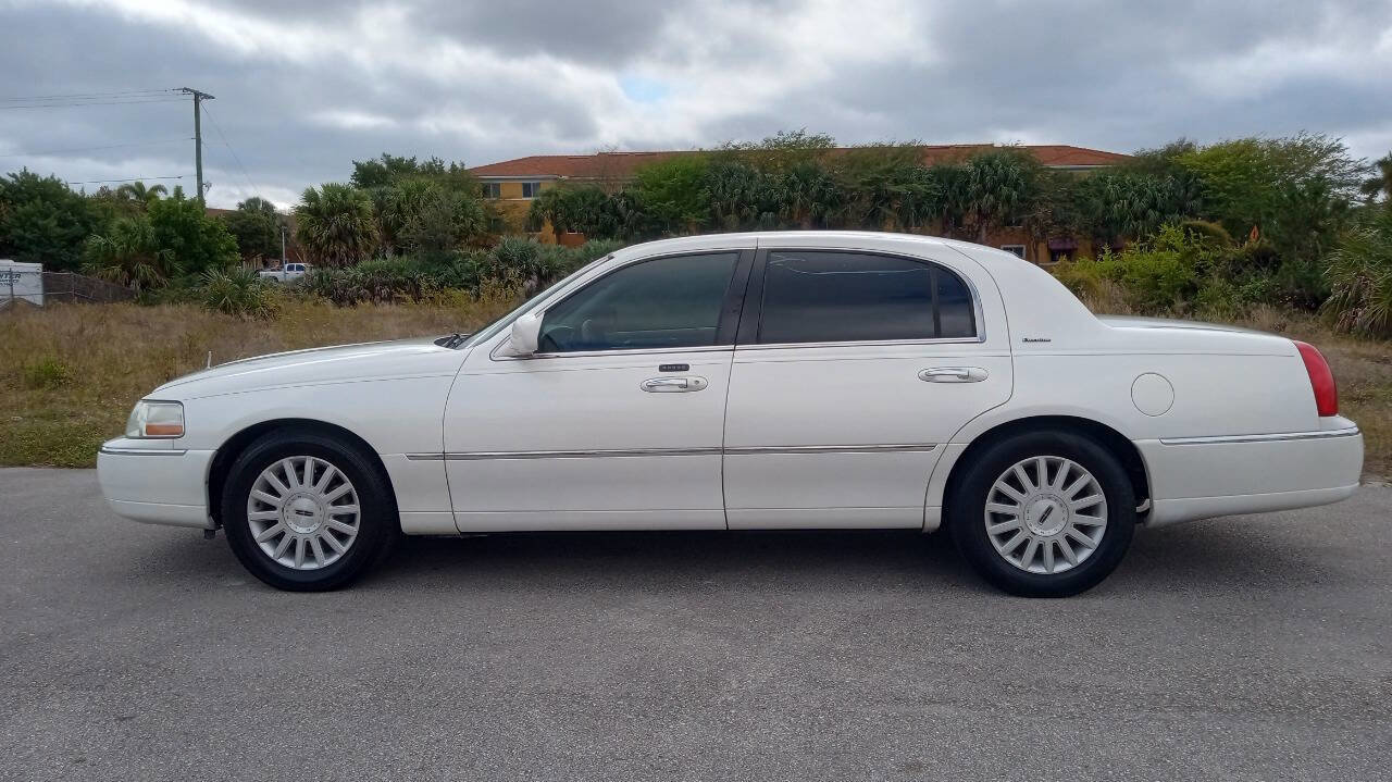 Used 2003 Lincoln Town Car Executive image 1