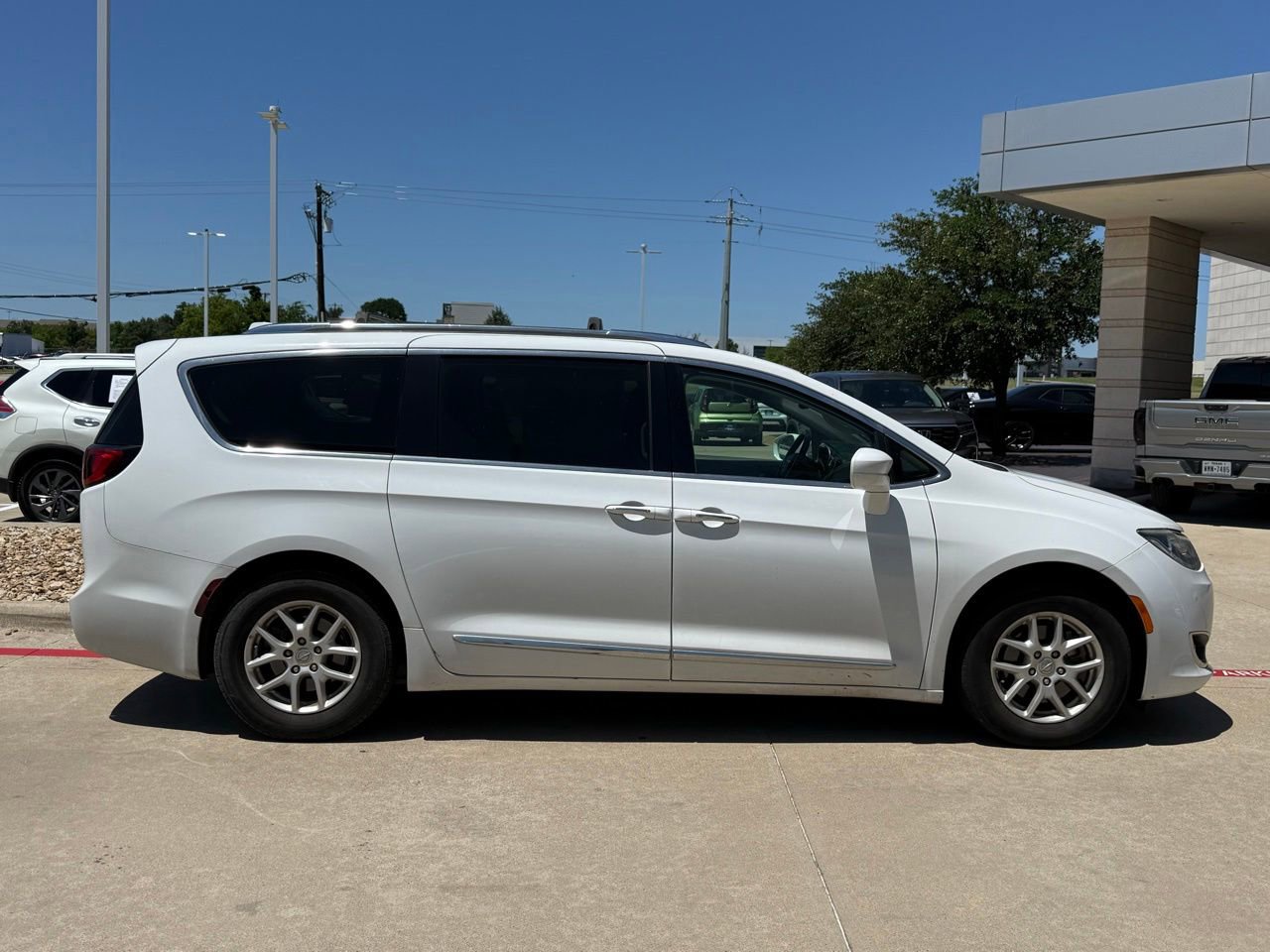 Used 2020 Chrysler Pacifica Touring-L FWD image 8