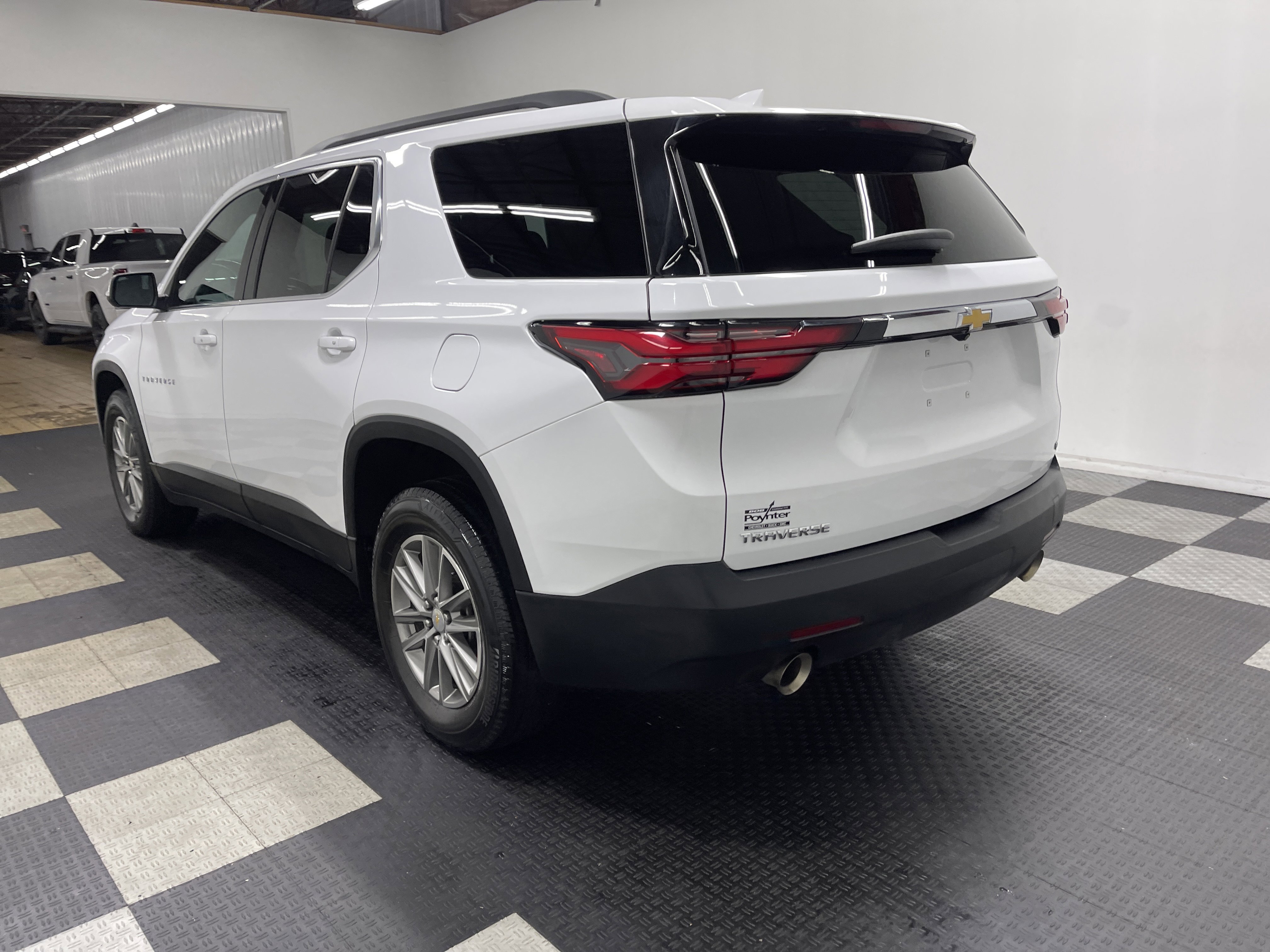 Used 2023 Chevrolet Traverse LT FWD image 2