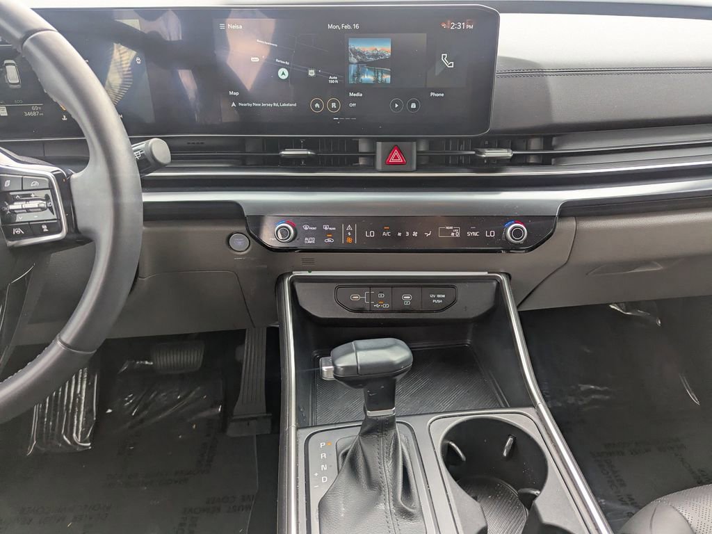 Certified 2025 Kia Carnival image 12