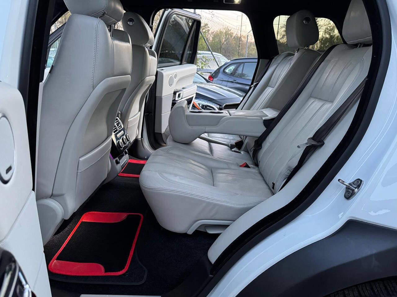 Used 2016 Land Rover Range Rover HSE image 19