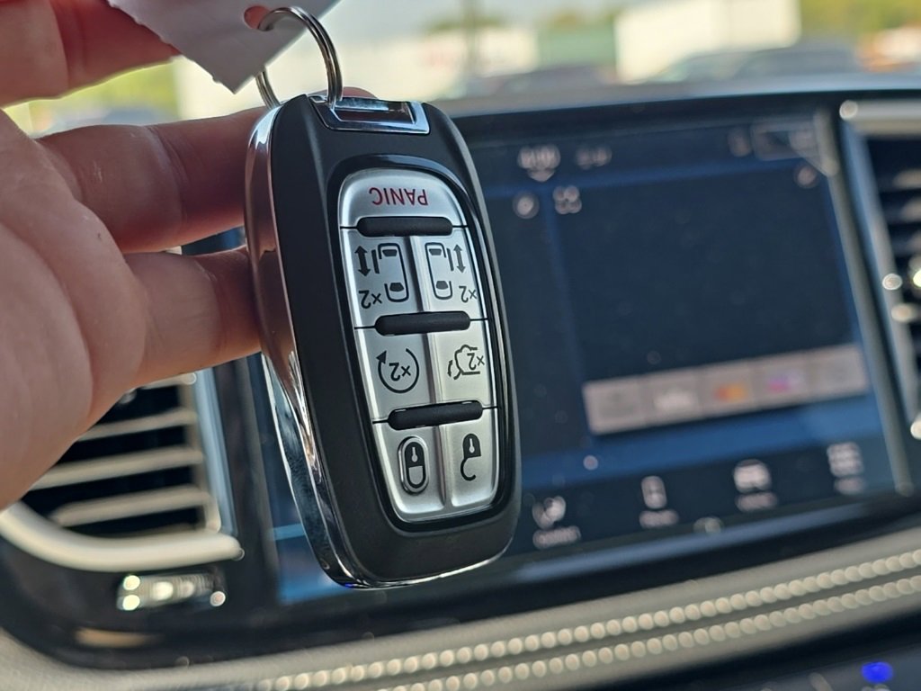 New 2026 Chrysler Pacifica Select image 40