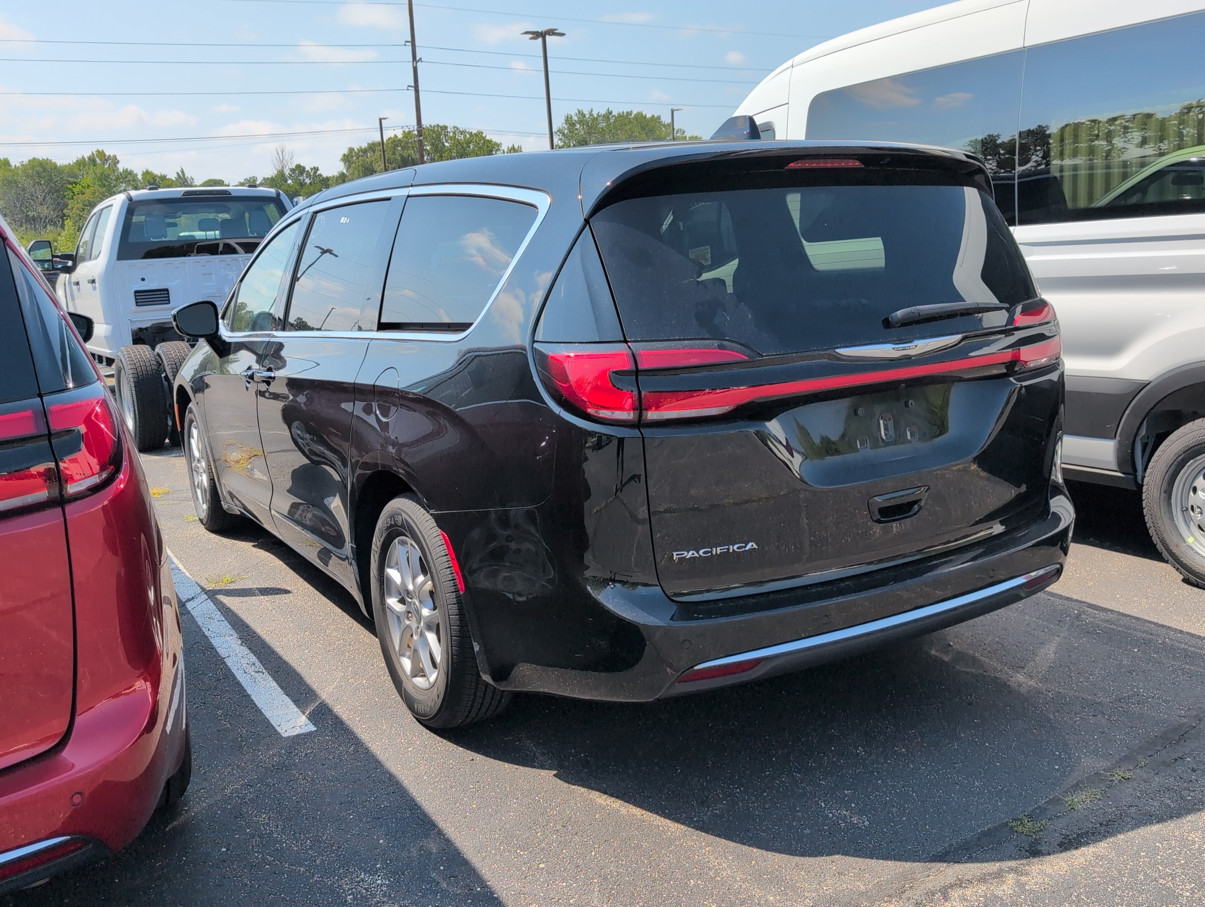 Used 2024 Chrysler Pacifica Touring-L FWD image 3