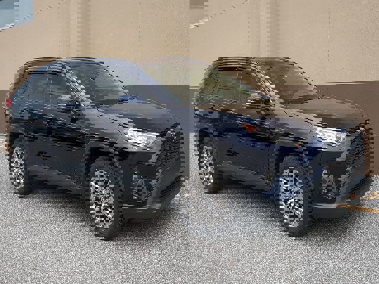 Used 2020 Toyota RAV4 XLE Premium image 2