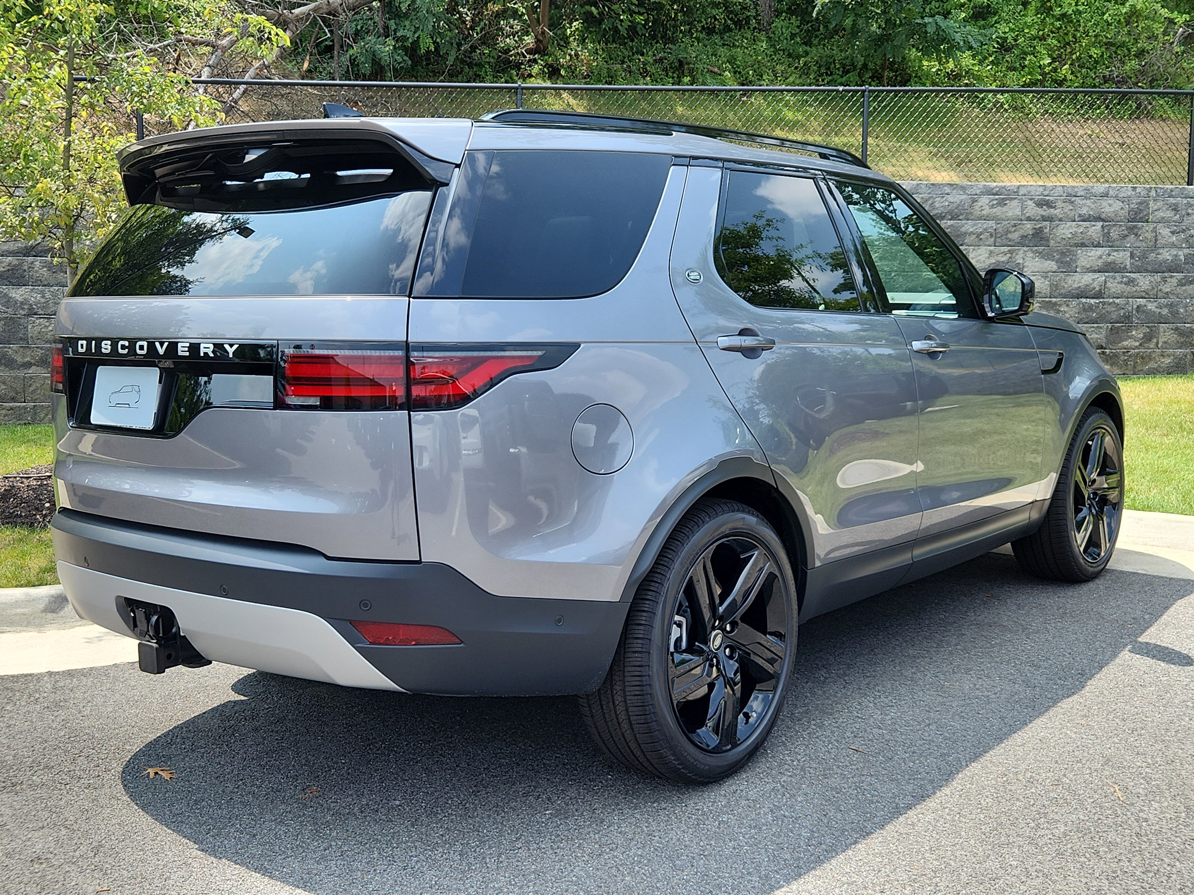 New 2025 Land Rover Discovery S image 2