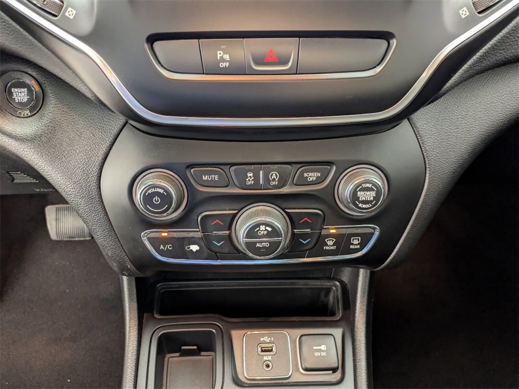Used 2019 Jeep Cherokee Latitude Plus w/ Comfort/Convenience Group image 25