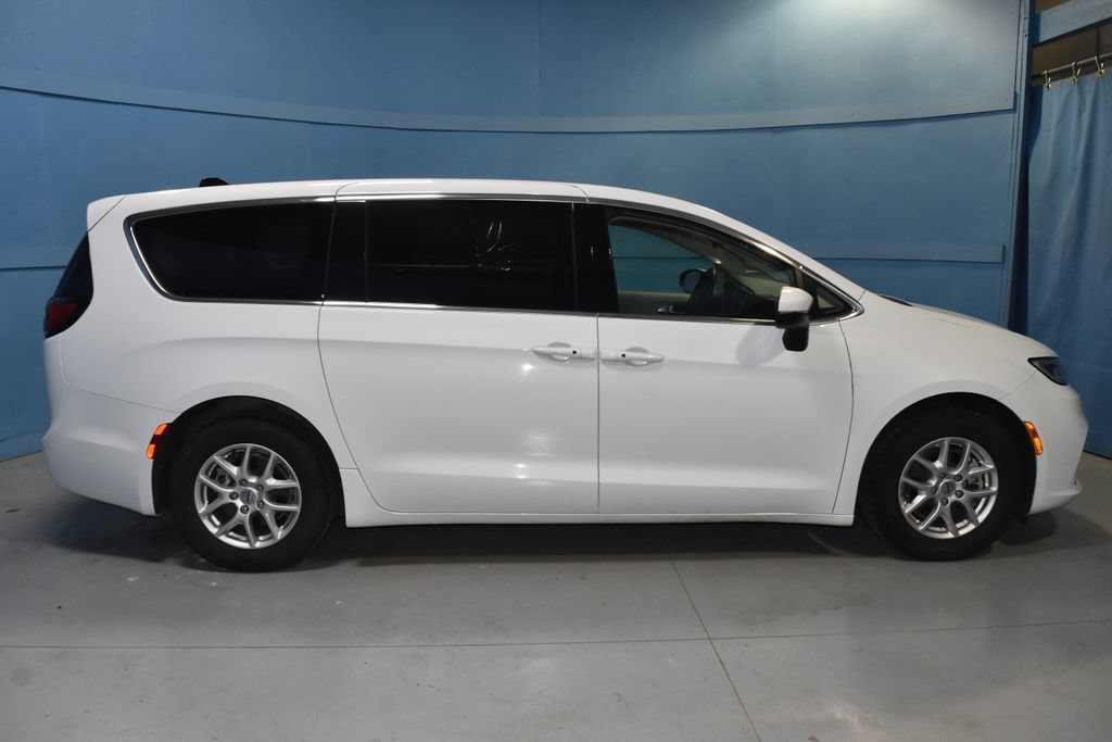 Used 2023 Chrysler Pacifica Touring-L FWD image 23