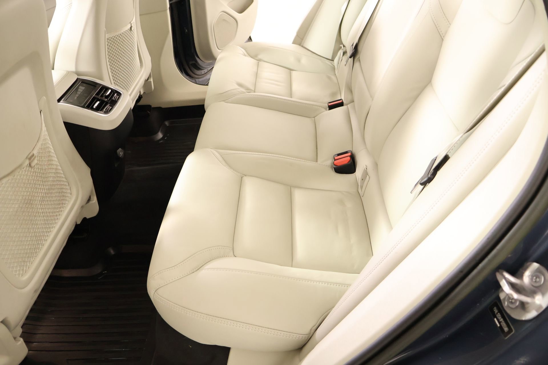 Used 2023 Volvo XC60 B5 Ultimate w/ Climate Package image 13