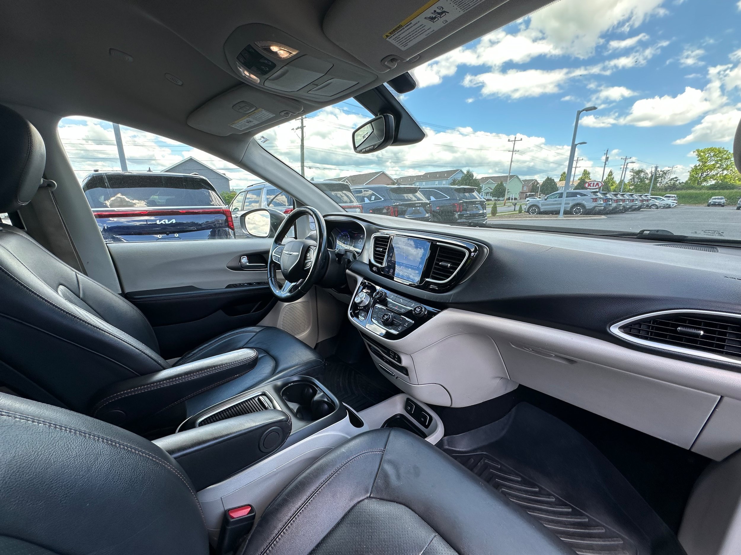 Used 2020 Chrysler Pacifica Touring-L Plus FWD image 17