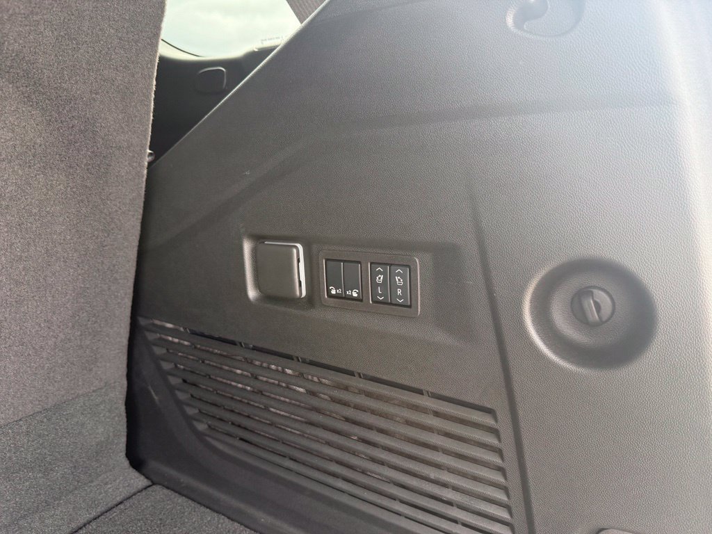 Used 2025 Chevrolet Tahoe High Country AWD/4WD image 7