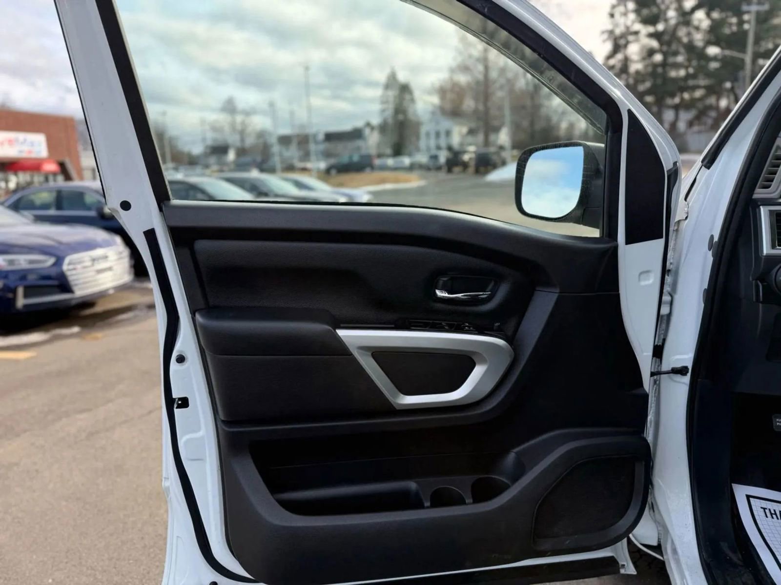 Used 2018 Nissan Titan SV AWD/4WD image 11