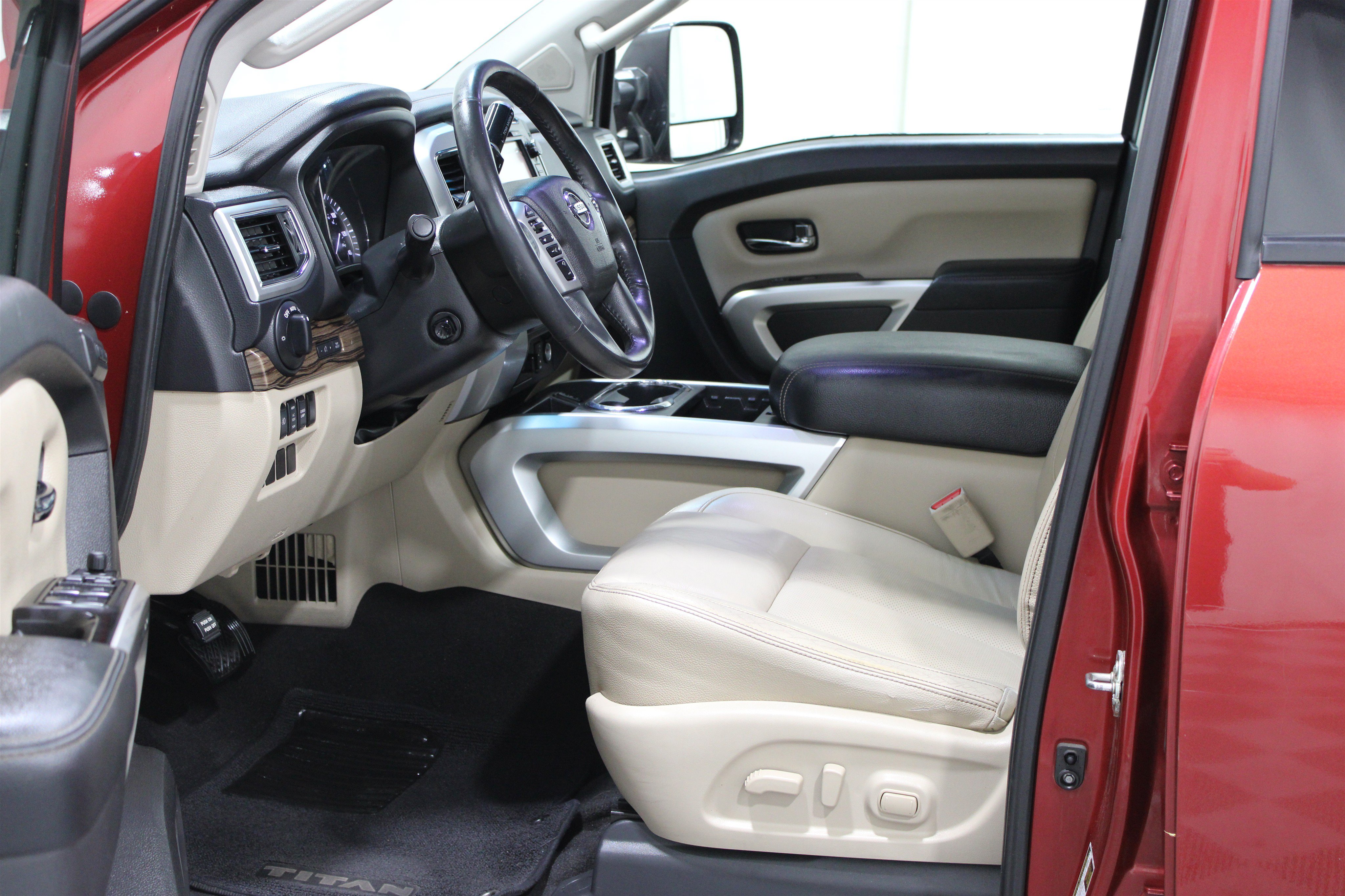 Used 2017 Nissan Titan SL w/ SL Towing Convenience Package RWD image 3