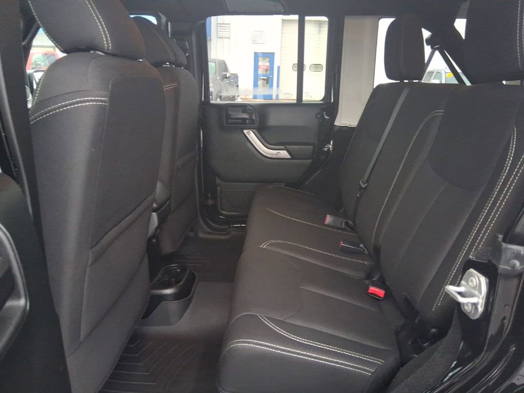 Used 2018 Jeep Wrangler Unlimited Sahara w/ Connectivity Group image 16