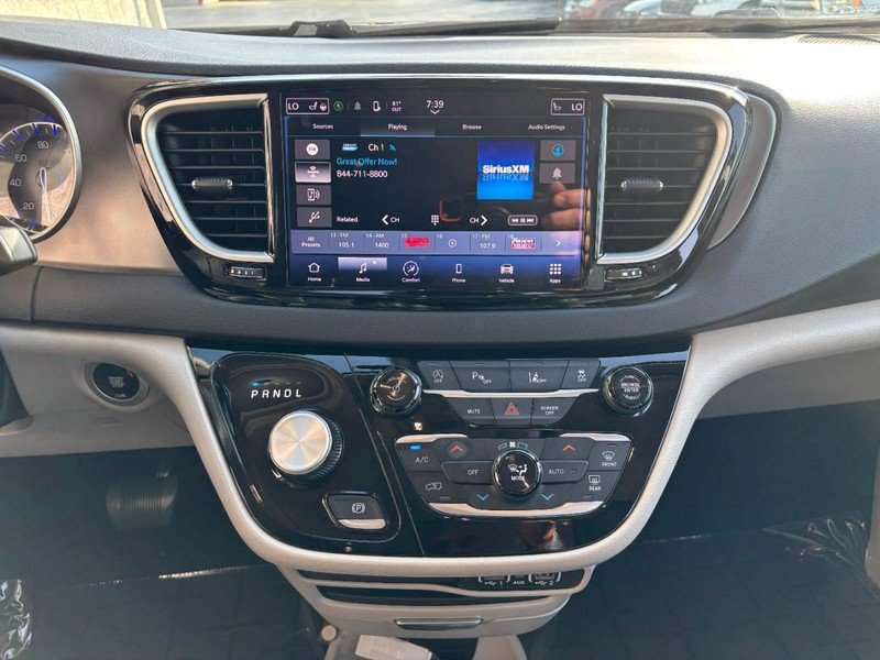 Used 2024 Chrysler Pacifica Touring-L FWD image 17