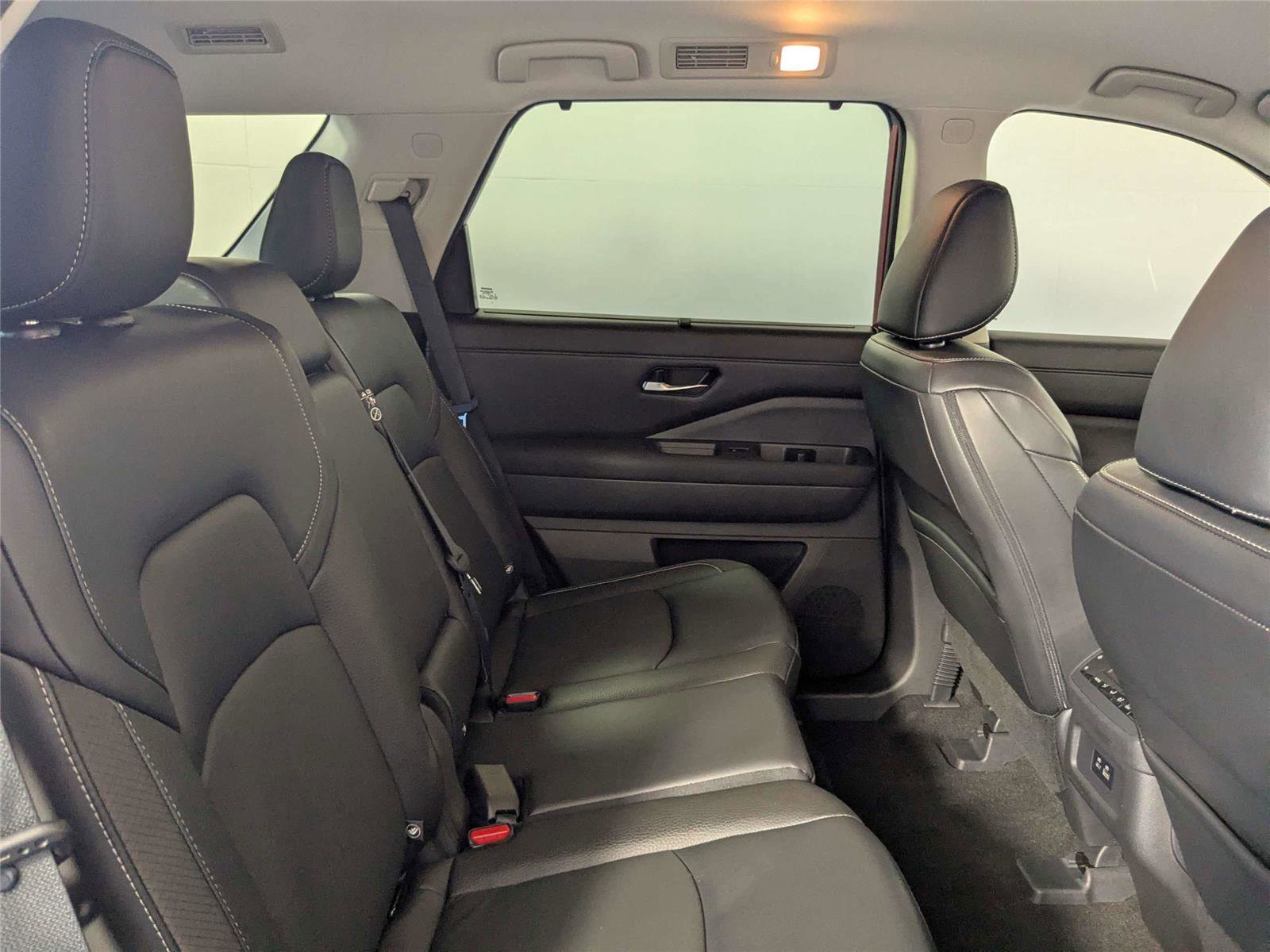 Used 2023 Nissan Pathfinder SL w/ Lighting Package (N92) image 25