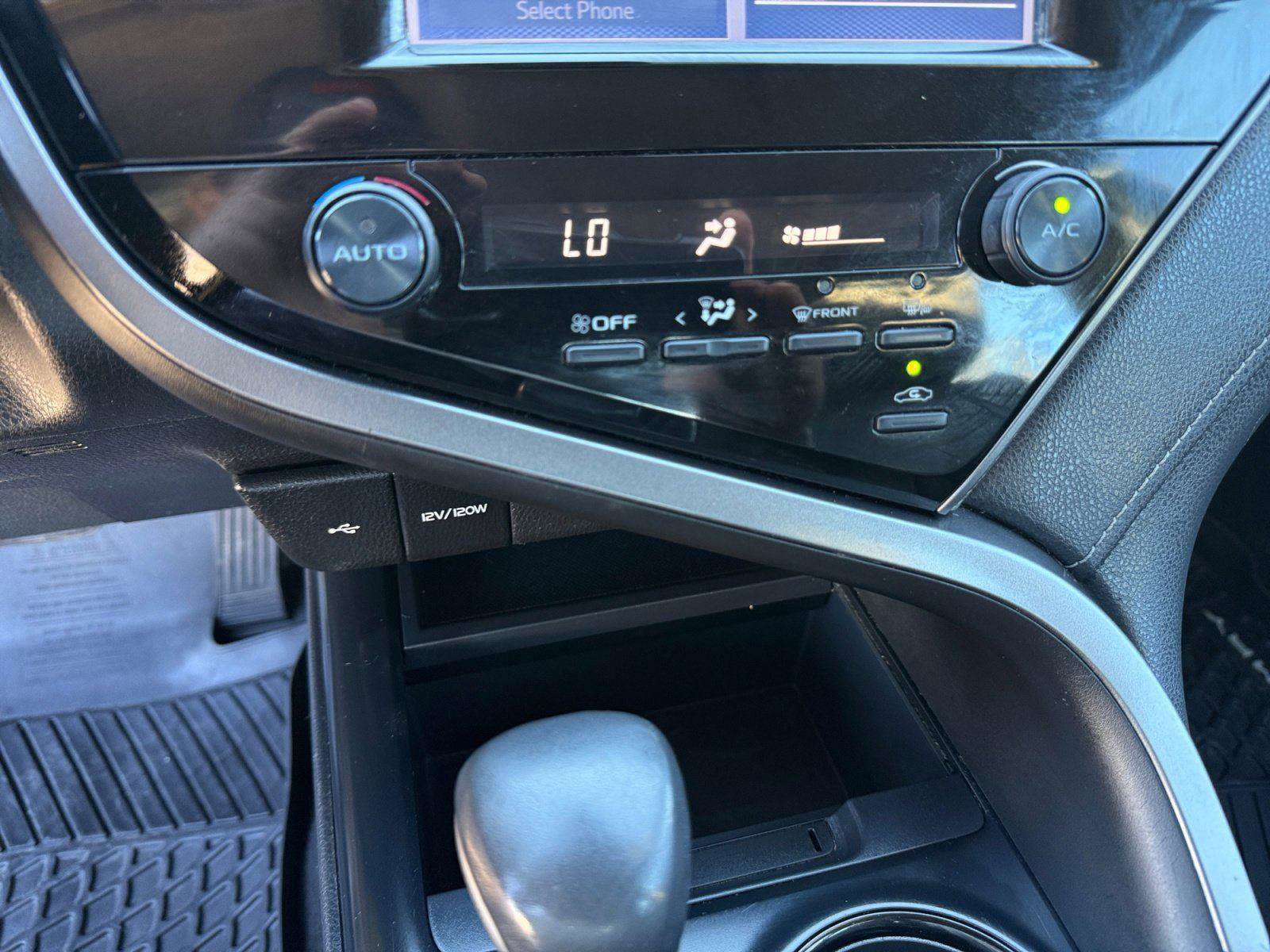 Used 2020 Toyota Camry SE image 25