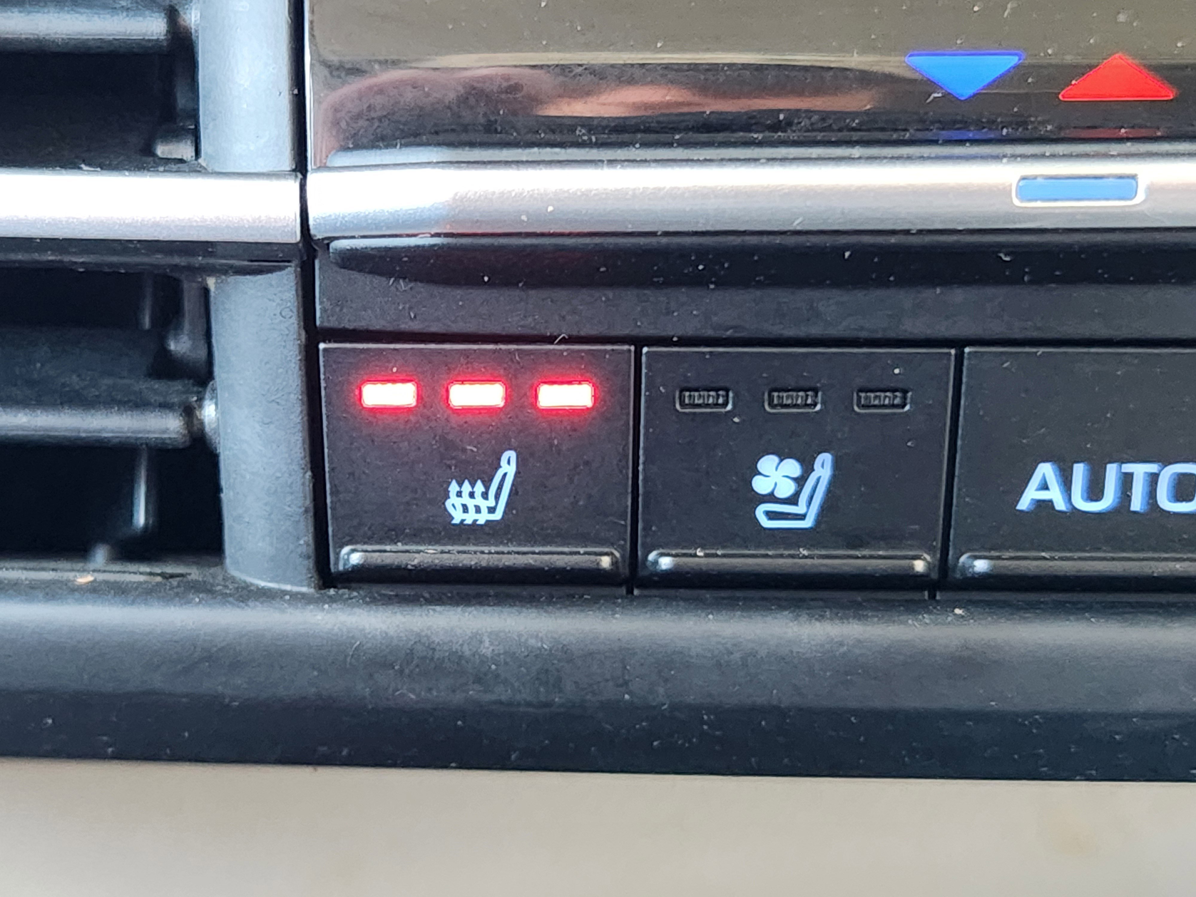 Used 2023 Toyota Sienna Limited image 32