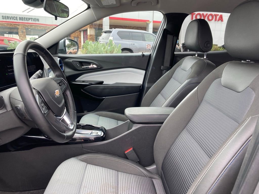Used 2025 Chevrolet Trax LT w/ LT Convenience Package FWD image 8