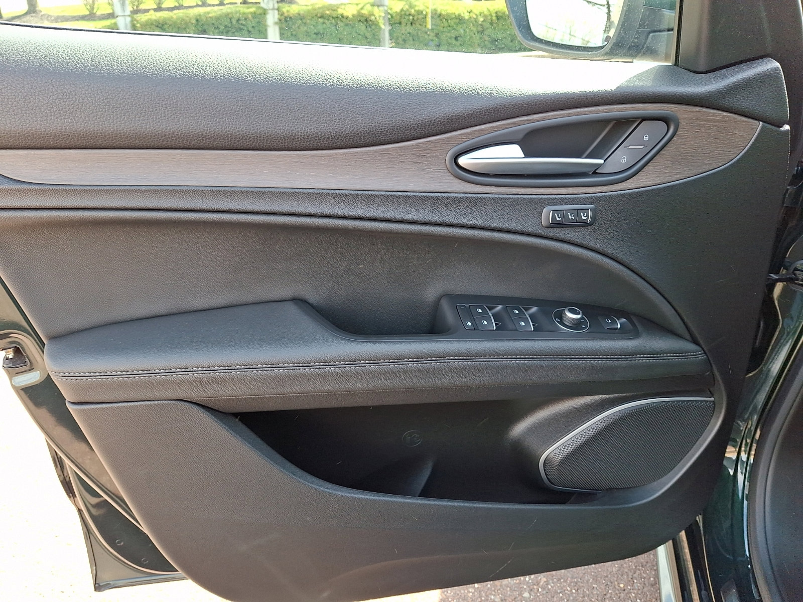 Used 2020 Alfa Romeo Stelvio Ti w/ Active Blind Spot Package AWD/4WD image 12