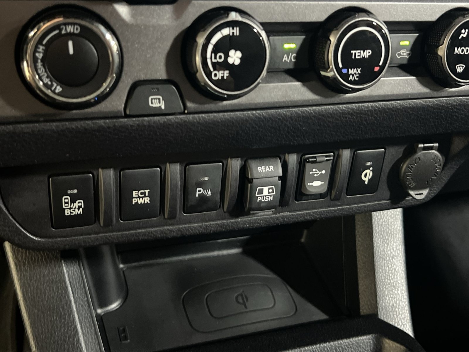 Used 2018 Toyota Tacoma TRD Sport w/ Technology Package AWD/4WD image 33