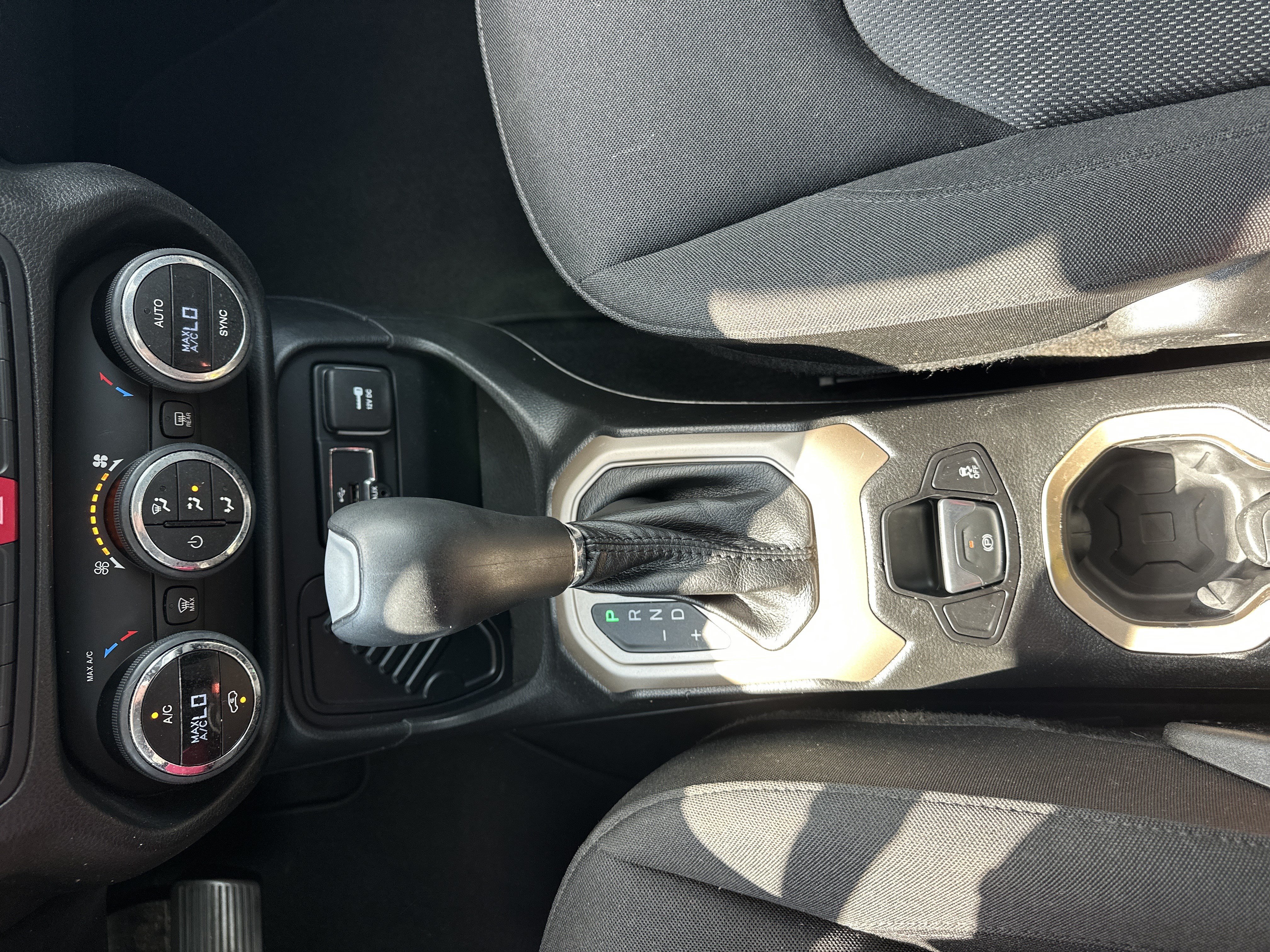 Used 2015 Jeep Renegade Latitude w/ Popular Equipment Group FWD image 23