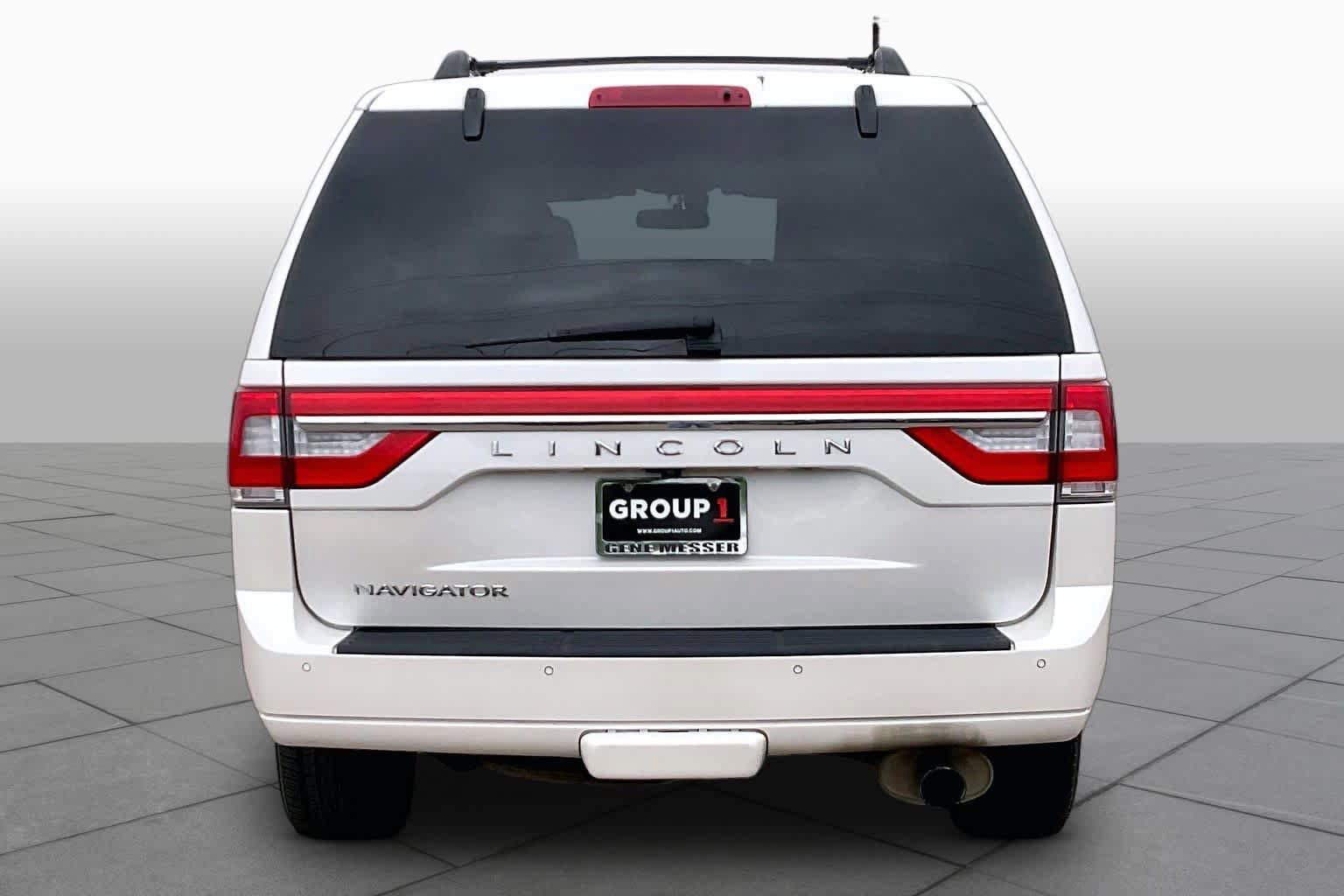 Used 2017 Lincoln Navigator Select AWD/4WD image 5