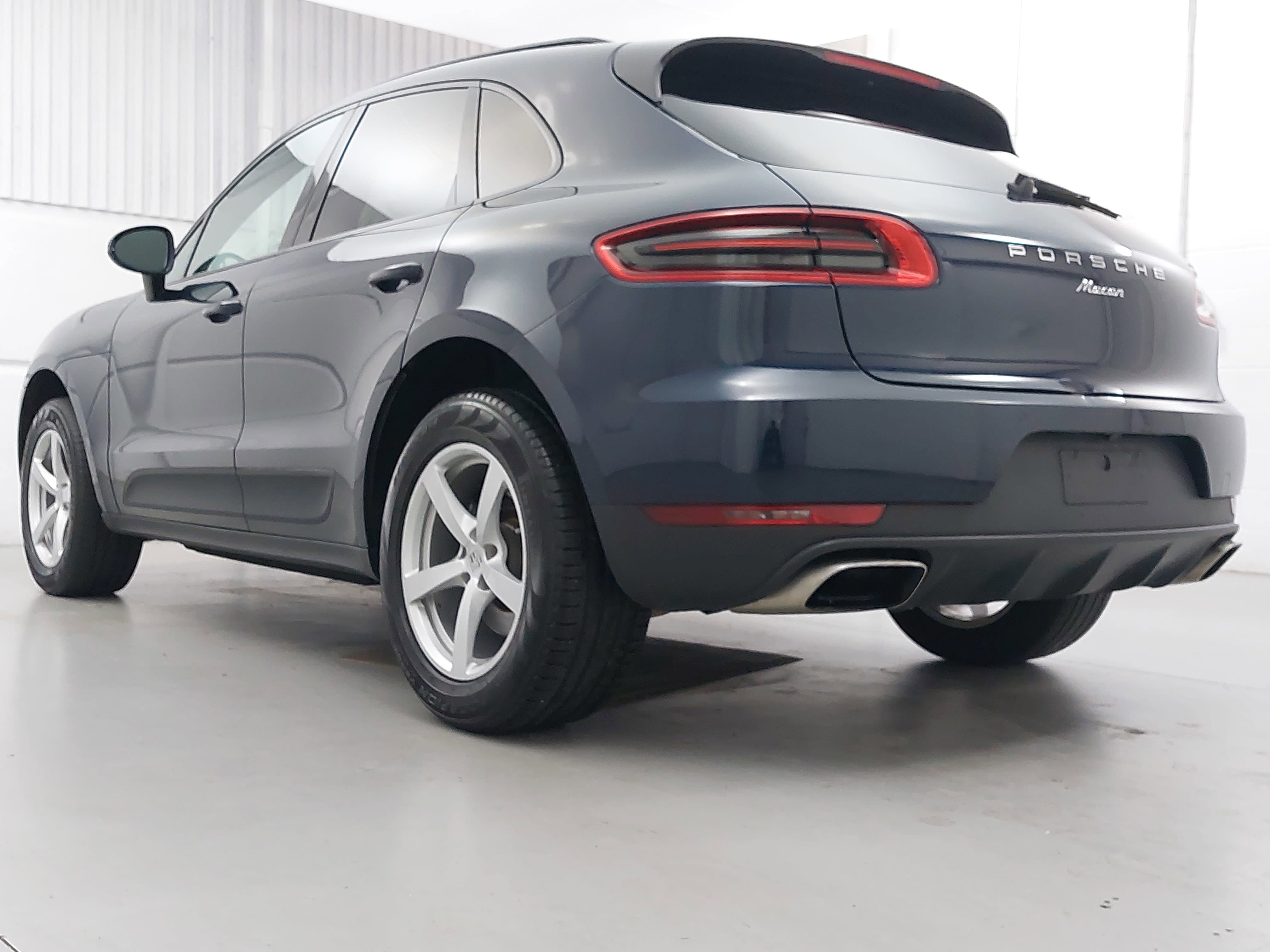 Used 2017 Porsche Macan AWD/4WD image 3