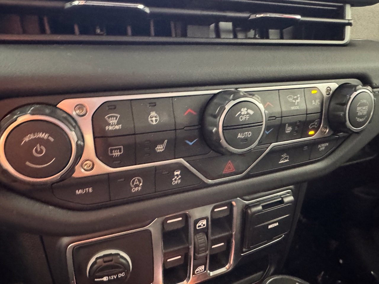 Used 2026 Jeep Wrangler Unlimited Sahara AWD/4WD image 23
