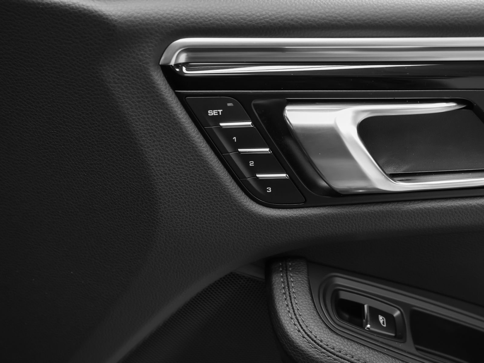 Certified 2024 Porsche Macan AWD/4WD image 21