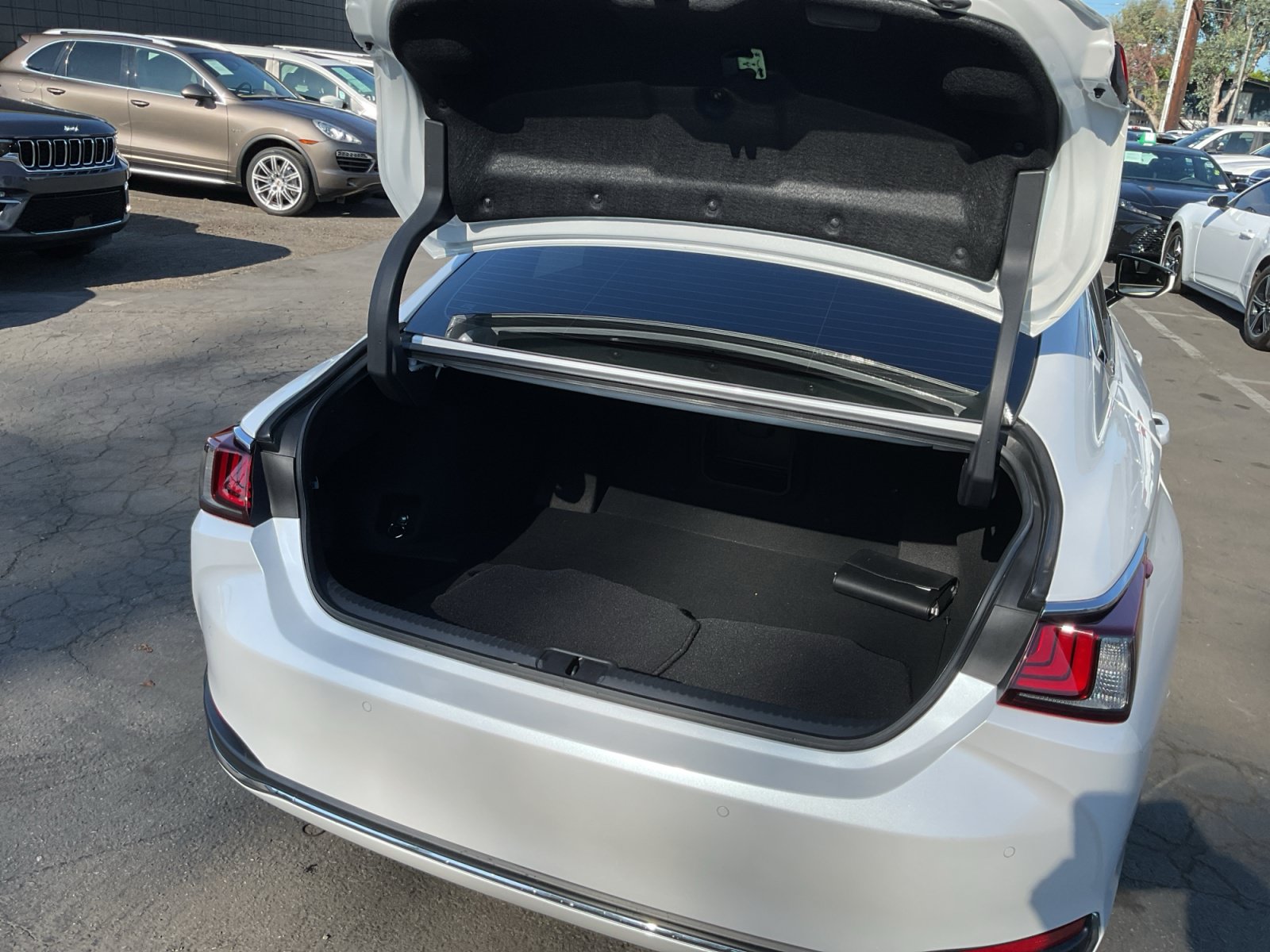 Used 2025 Lexus ES 300h w/ Premium Package FWD image 21