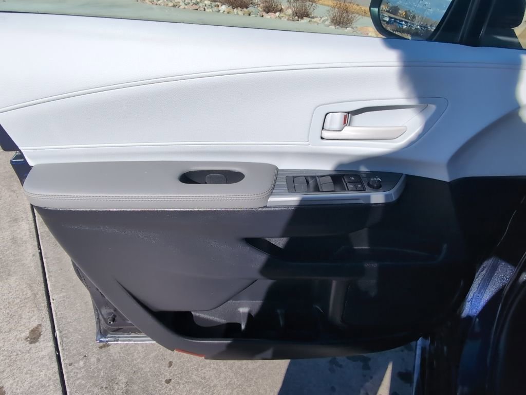 Used 2025 Toyota Sienna LE image 9