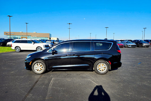 Used 2024 Chrysler Pacifica Touring-L FWD image 4