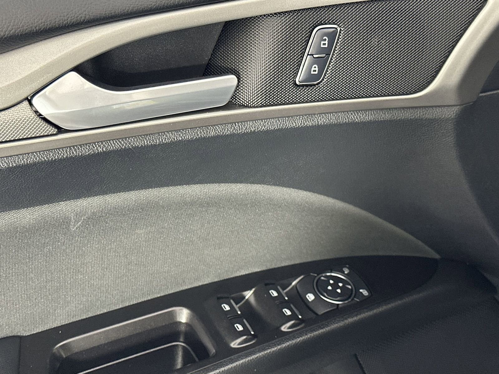 Used 2017 Ford Fusion SE w/ Fusion SE Technology Package image 17