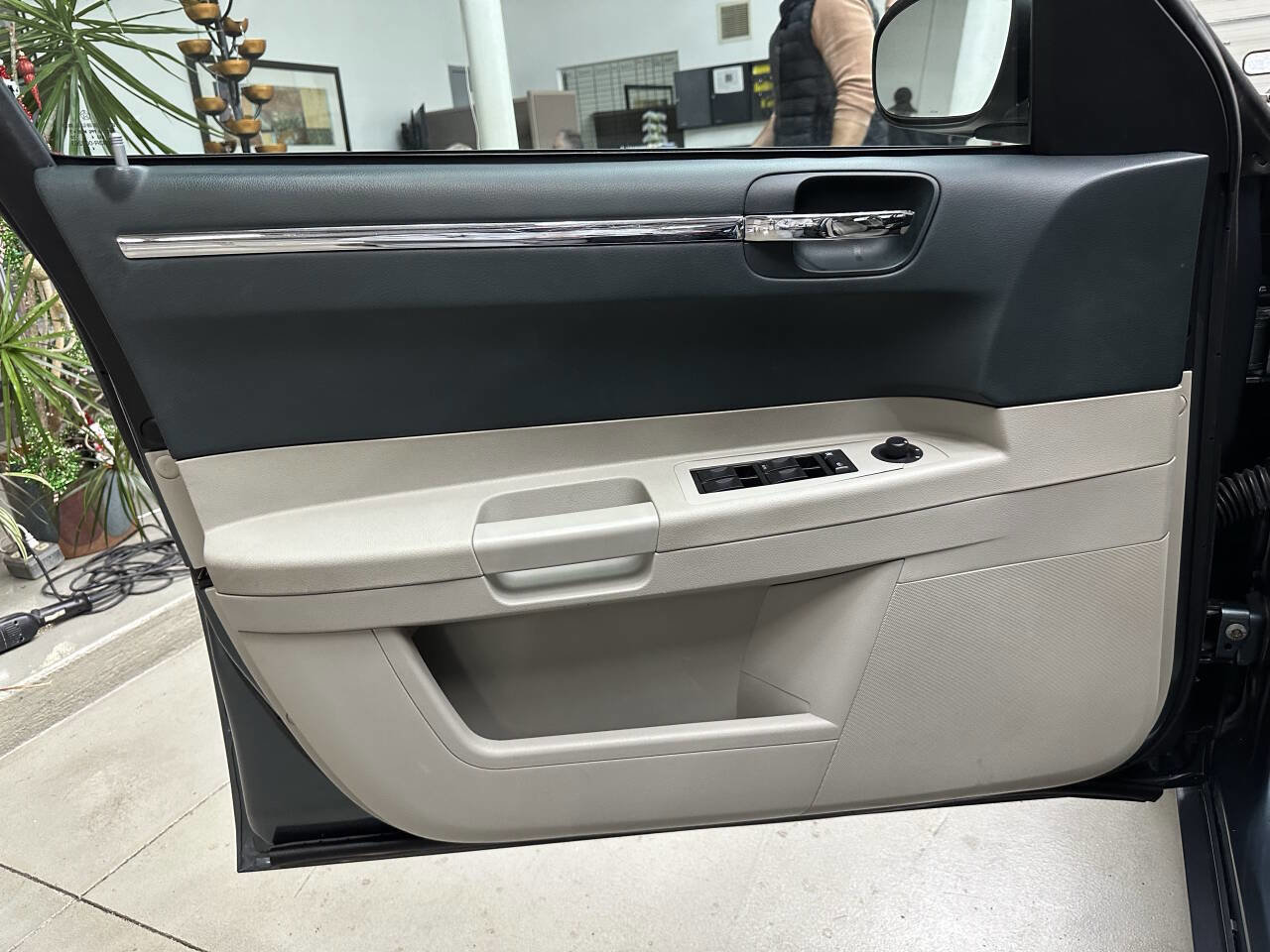 Used 2005 Chrysler 300 Touring w/ Protection Group image 10