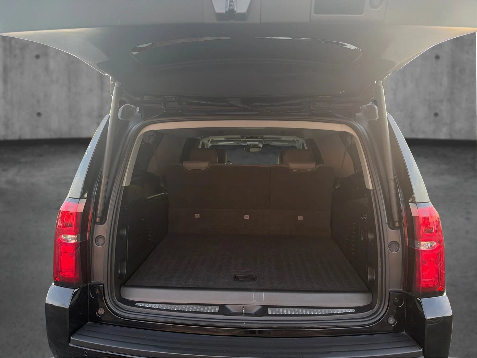 Used 2019 Chevrolet Suburban LT RWD image 13
