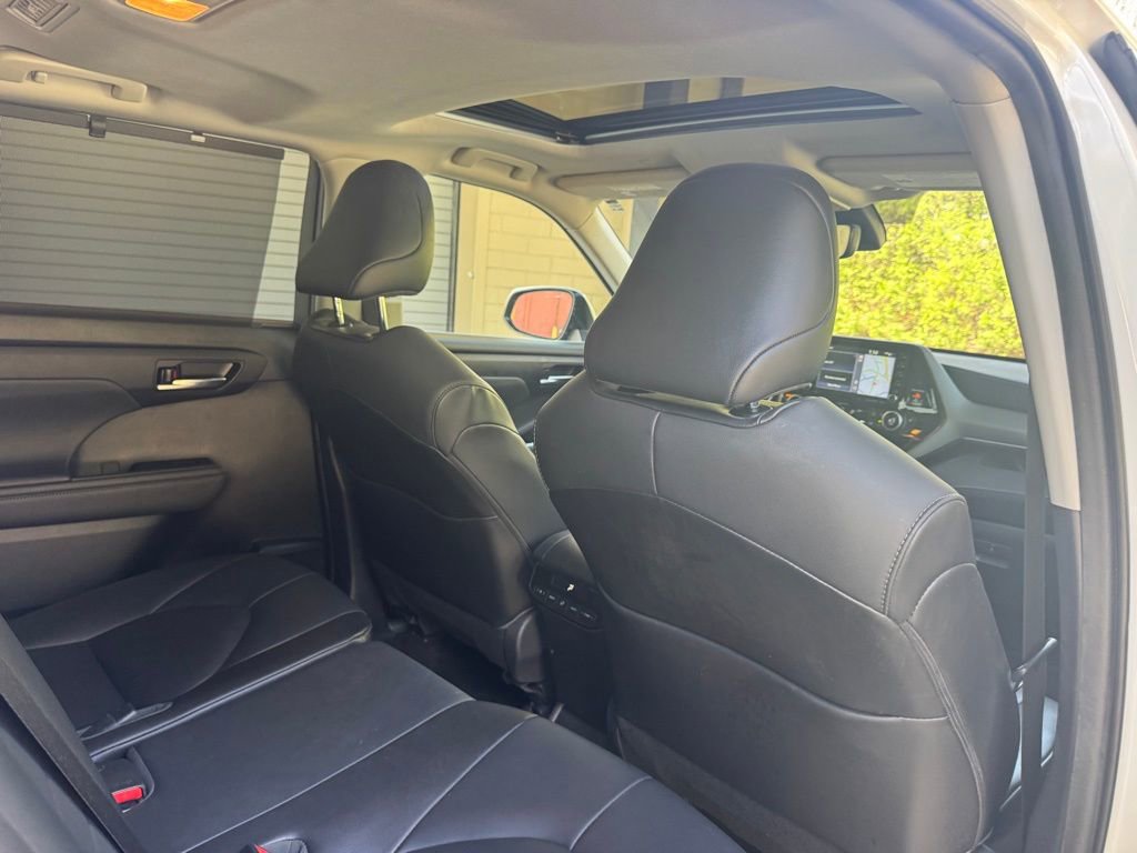 Used 2021 Toyota Highlander XLE image 16
