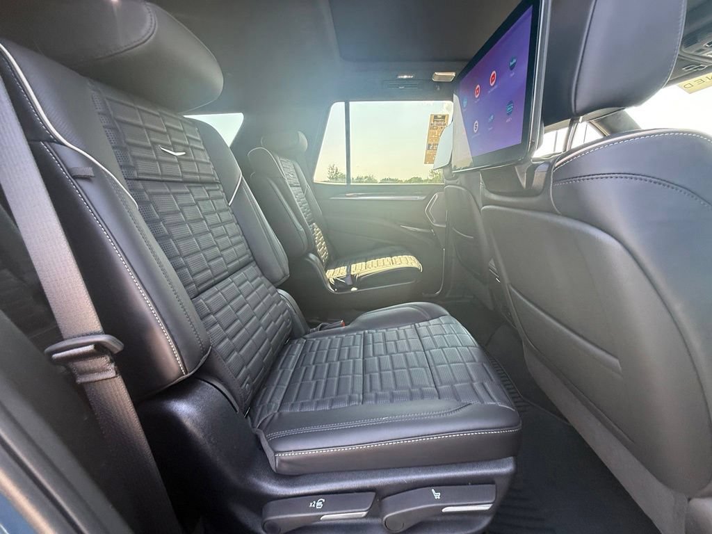 Certified 2025 Cadillac Escalade Sport Platinum w/ LPO, ONYX Package AWD/4WD image 34