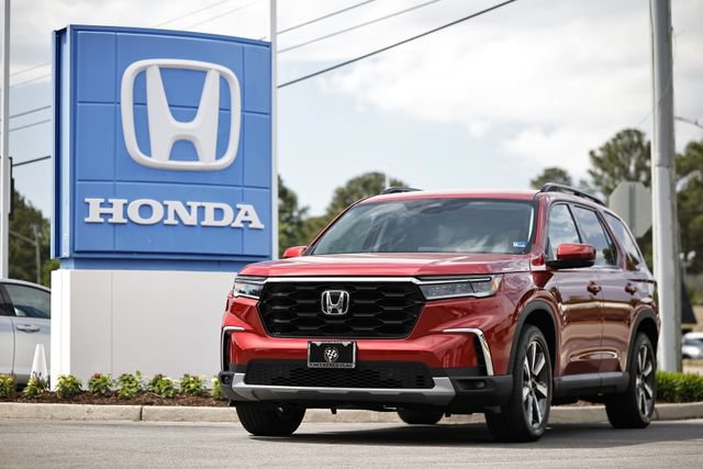 Used 2025 Honda Pilot Touring image 1