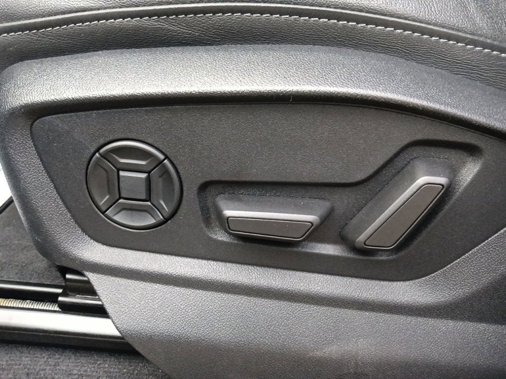 Used 2023 Audi Q8 Premium image 19