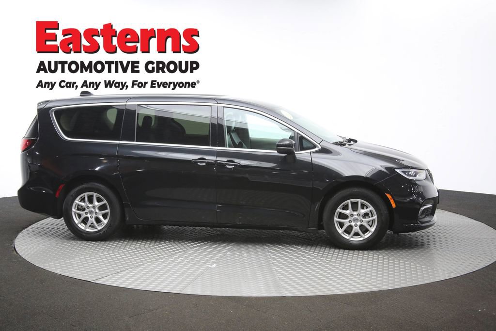 Used 2023 Chrysler Pacifica Touring-L FWD image 46