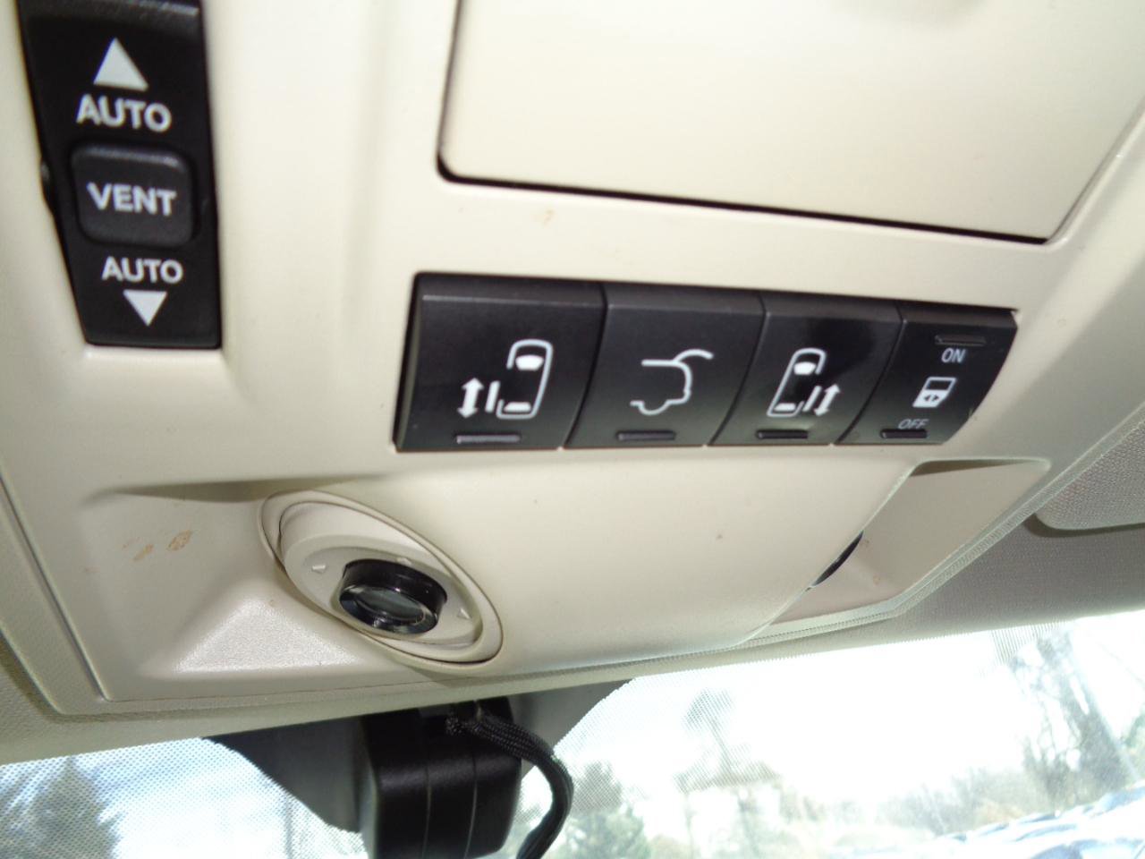 Used 2016 Chrysler Town & Country Touring-L image 21