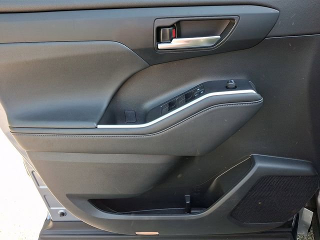 Used 2022 Toyota Highlander XLE FWD image 12