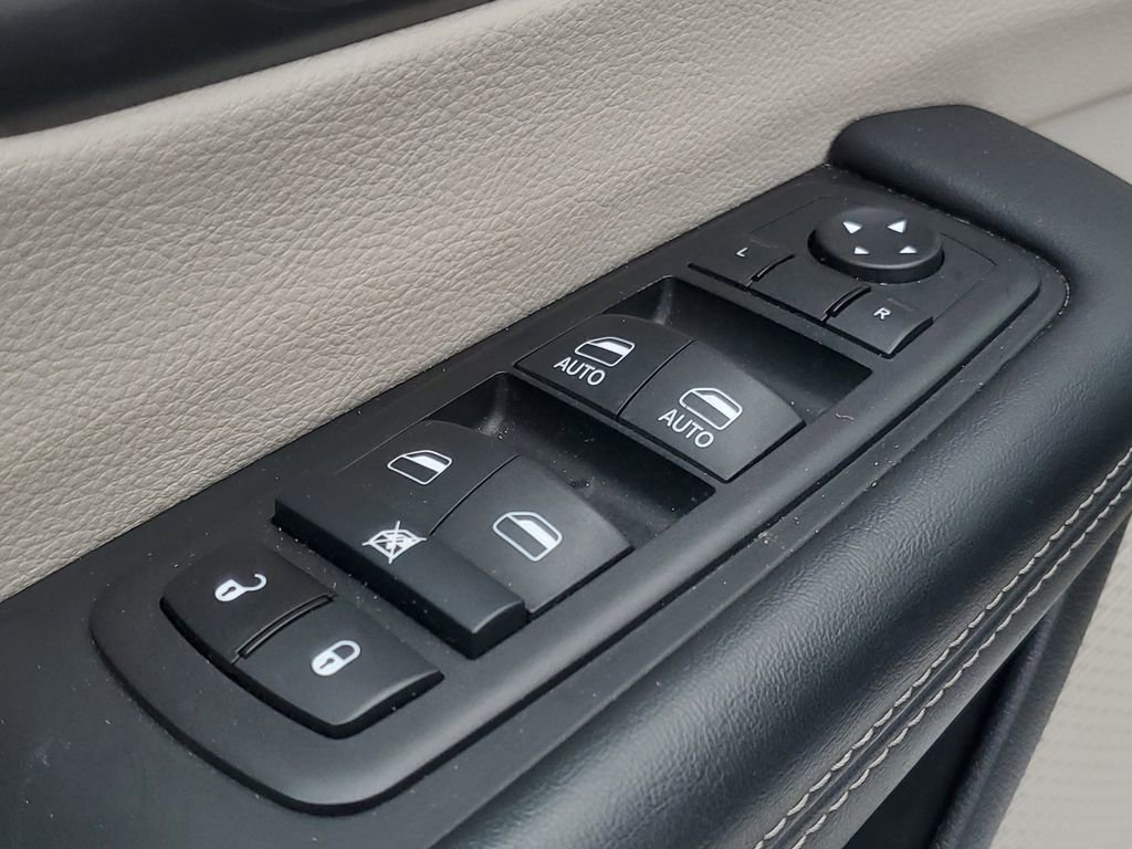 Used 2024 Chrysler Pacifica Touring-L FWD image 10